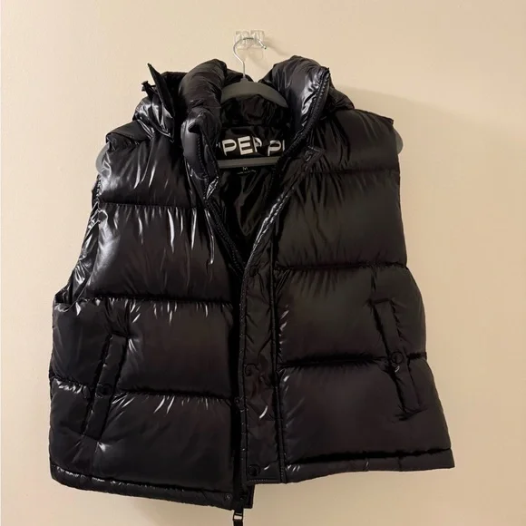 Aritzia Black Puffer Vest - Picture 1 of 1